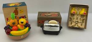 lot 90 image: Vintage Salt & Pepper Shaker Sets