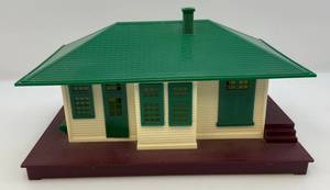 lot 135 image: Vintage Lionel Trains O Scale Illuminated Train Station