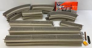 lot 138 image: Large Lot Of Misc. Lionel O Gauge Fastrack