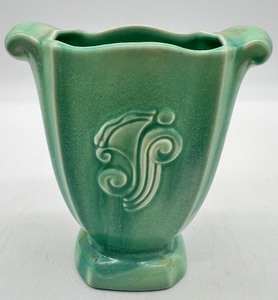 lot 17 image: Vintage RED WING POTTERY - Green Vase - 951