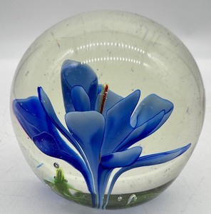 lot 22 image: Vintage Glass Paperweight - Blue Flower