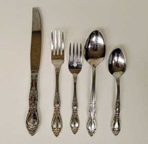 lot 141 image: Large Collection of Vintage Silverware