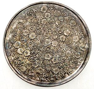 lot 48 image: Vintage TOWLE Silver Plate Contessina Footed Trivet with Citronella Candle