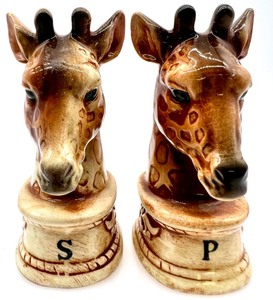lot 69 image: Vintage Ceramic Pair of Giraffe Head Salt and Pepper Shakers - JAPAN with 2 Ceramic Giraffe Figurines