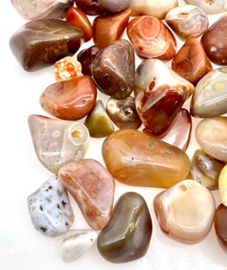lot 60 image: A Variety of Natural Small Tumbled & Polished Agates and Other Stones