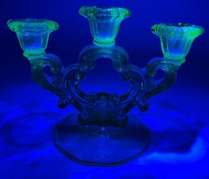 lot 53 image: Vintage Uranium 1930s CAMBRIDGE APPLE BLOSSOM Yellow Glass Keyhole Candelabra & HAZEL-ATLAS Diamond Arches Green Glass Bowls 