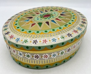lot 86 image: Vintage BARET WARE Multi Color Tin - England
