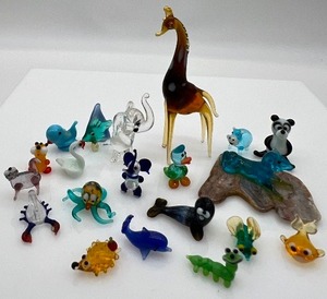 lot 93 image: Artisan Tiny Miniature Glass Creatures