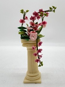 lot 221 image: Artisan Dollhouse Miniature - Floral Arrangement on Pedestal