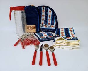 lot 128 image: Assortment of Mid Century Kitchenware