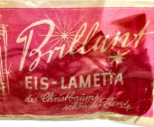 lot 288 image: Antique German BRILLIANT EIS - LAMETTA Tinsel in Original Packaging with Red Vintage Wreath Ornaments