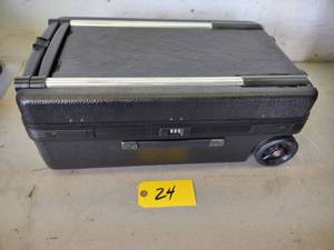 lot 24 image: Porter Case Rolling Travel Case, 21...