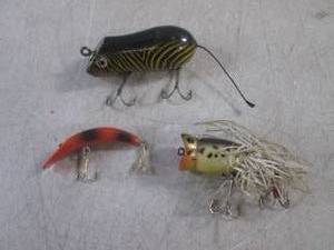lot 95 image: (FS) 3 Vintage Fishing Lures Including Shakespeare Genuine Swimming Mouse