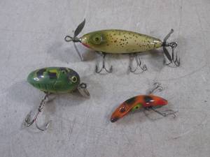 lot 97 image: (FS) 3 Vintage Fishing Lures Including South Bend NIP-I-DIDDEE and Millsite Rattle Bug