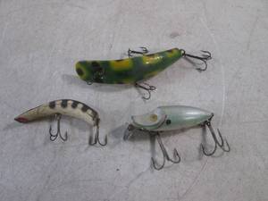 lot 98 image: (FS) 3 Vintage Fishing Lures Including Heddon River Runt Spook Sinker and Kautzky Lazy Ike - 2