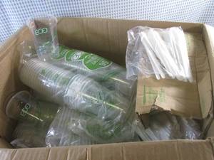 lot 226 image: (RM4) Box Full of Plastic 16oz Cups and Disposable Knives
