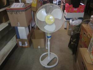 lot 248 image: (BR1) Pelonis Remote Control Pedestal Fan with Remote - Works