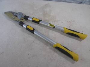 lot 255 image: (H-1) Yeoman & Co. Ratchet Action Lopper with Adjustable Aluminum Handles Adjusts 28 to 38