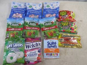 lot 352 image: (B-1) Assorted Bag Candy Past Date...