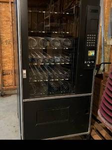 lot 01 image: Full Size vending machine in good condition - REMOVAL BY APPOINTMENT IN WATERTOWN MN