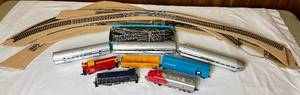lot 48 image: Santa Fe Locomotive and Train Cars plus 3 Bachmann Cars with tracks