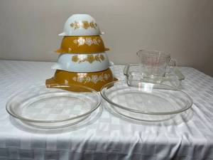 lot 52 image: Vintage PYREX Buterfly Gold Nesting Mixing Bowls - 4 sizes and 5 clear PYREX pieces