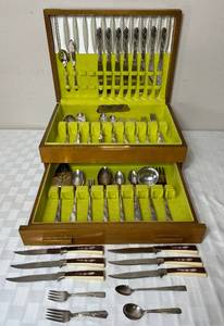 lot 58 image: Tudor Plate Onieda Community Silverplate Set with Wood Case