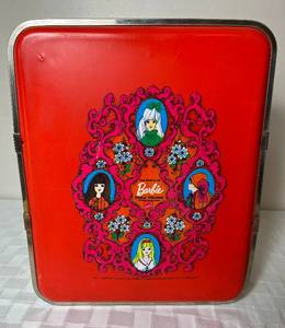 lot 63 image: Vintage Mattel The World of Barbie Doll Trunk plus 6 Barbie Dolls, clothing and accessories