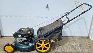 lot 9 image: Craftsman 6.5HP Briggs & Stratton Push Lawn Mower - MODEL 917.388750