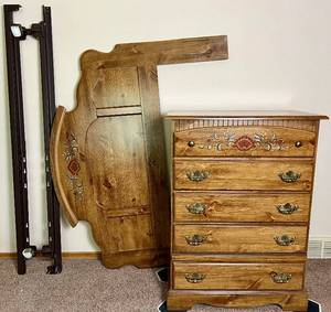 lot 96 image: Dresser and Matching Full Headboard with rails