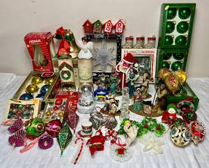 lot 109 image: Vintage Christmas Dcor