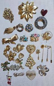 lot 133 image: Vintage Brooches Bundle