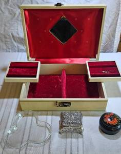 lot 135 image: Vintage Jewelry Boxes and Glass Ring Keeper