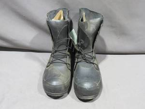 lot 72 image: US Military Extreme Cold Weather Boots with Valve - Size 11W