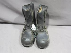 lot 73 image: US Military Extreme Cold Weather Boots with Valve - Size 11W