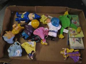 lot 5 image: lot of gnomes and more
