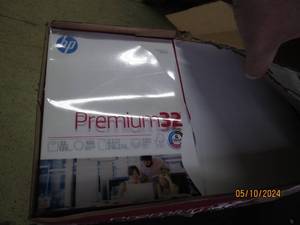 lot 22 image: 4 reams of hp premium 32 paper...