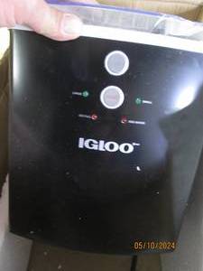 lot 46 image: igloo ice maker plastic cover broken