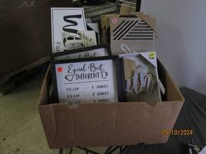 lot 60 image: lot of hanging decor...