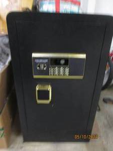 lot 65 image: safe cant get it open...