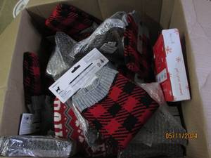 lot 92 image: box of new pet items...