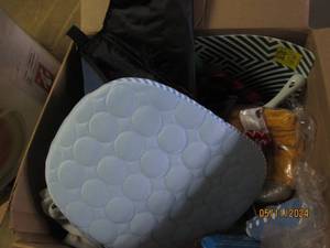 lot 127 image: box of pet items...