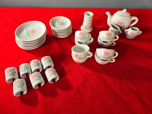 lot 31 image: Chilton Toys Childrens Tea Set