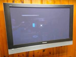 lot 83 image: Panaonic Voera 40 Dia Screen TV with Wall Mount