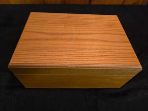 lot 10 image: Cigar Box Humidor