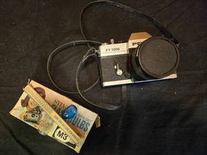 lot 115 image: Vintage Petri Camera with Flashbulbs
