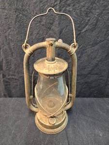 lot 31A image: German Feuerhand No. 327 Lantern With Top Crank Lift