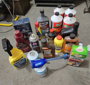 lot 354 image: Car Accessories Brakefluid, Air Charger, Cleaning Supplies