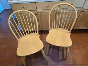 lot 359 image: Tile Kitchen Table that easily expands and includes 2 Chairs