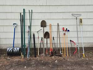 lot 439 image: Lawn and Garden Tools